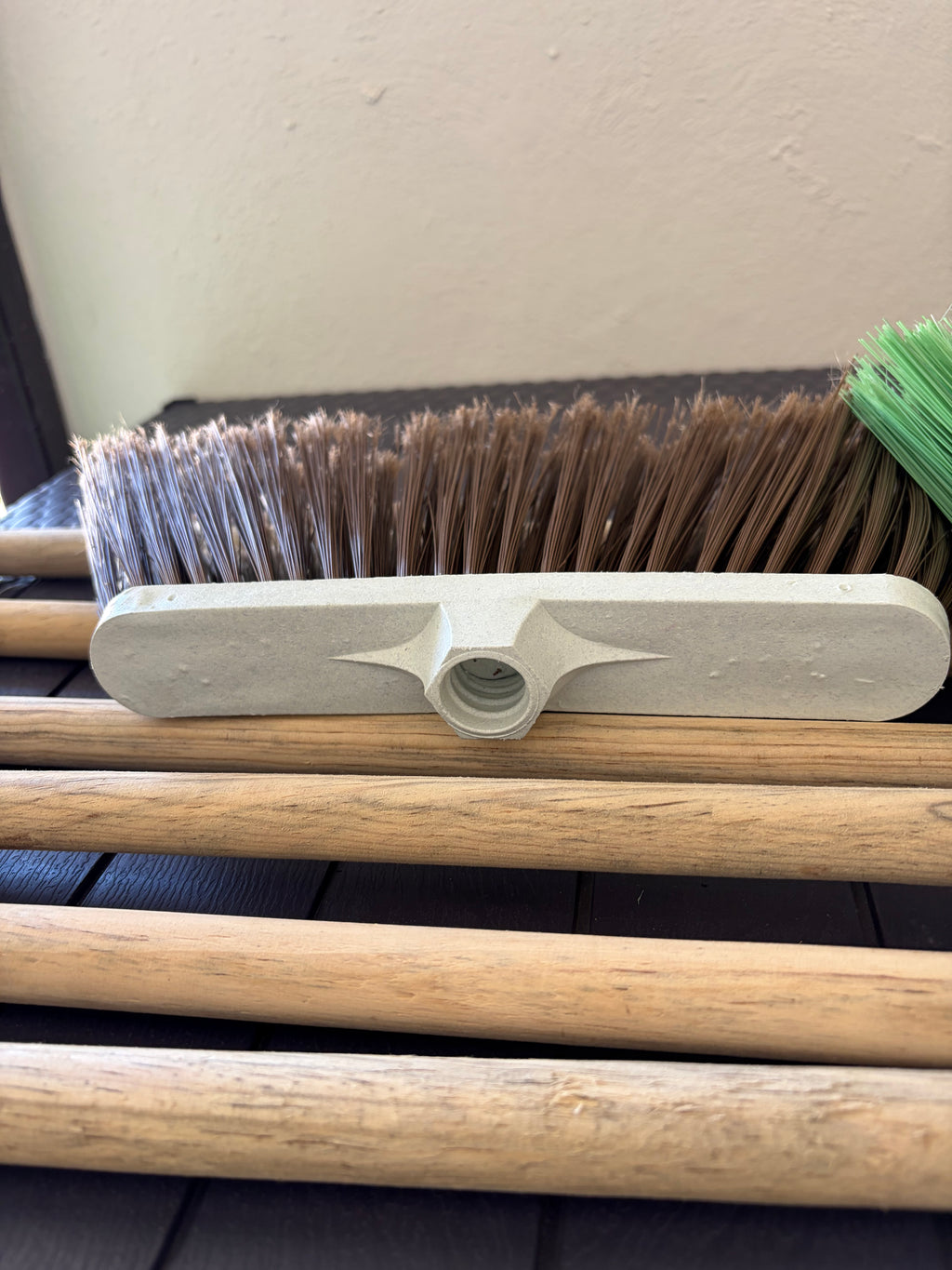 ESCOBA DIAMANTE CEPILLO MEDIANO CERDAS SEMIRIGIDAS C/BASTON