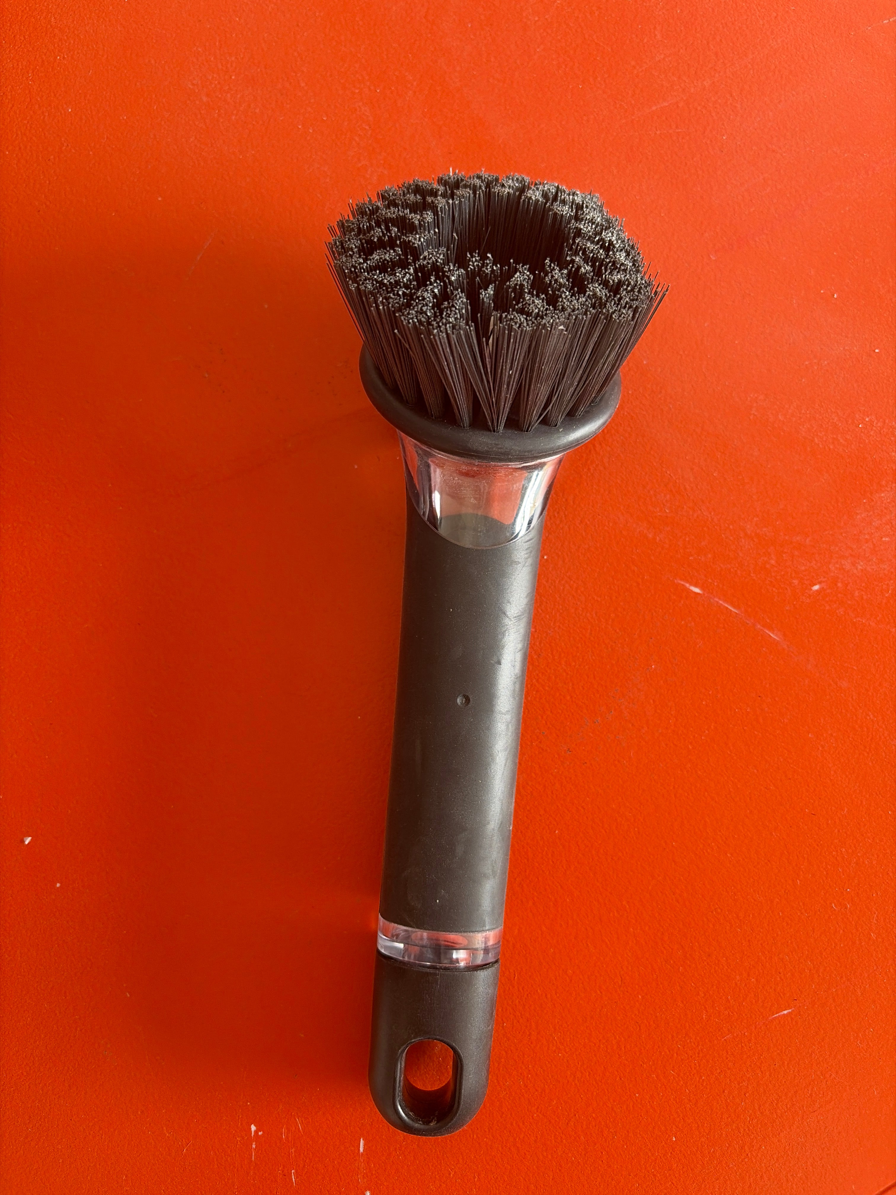 CEPILLO CON DISPENSADOR PARA AGUA Y JABÓN
