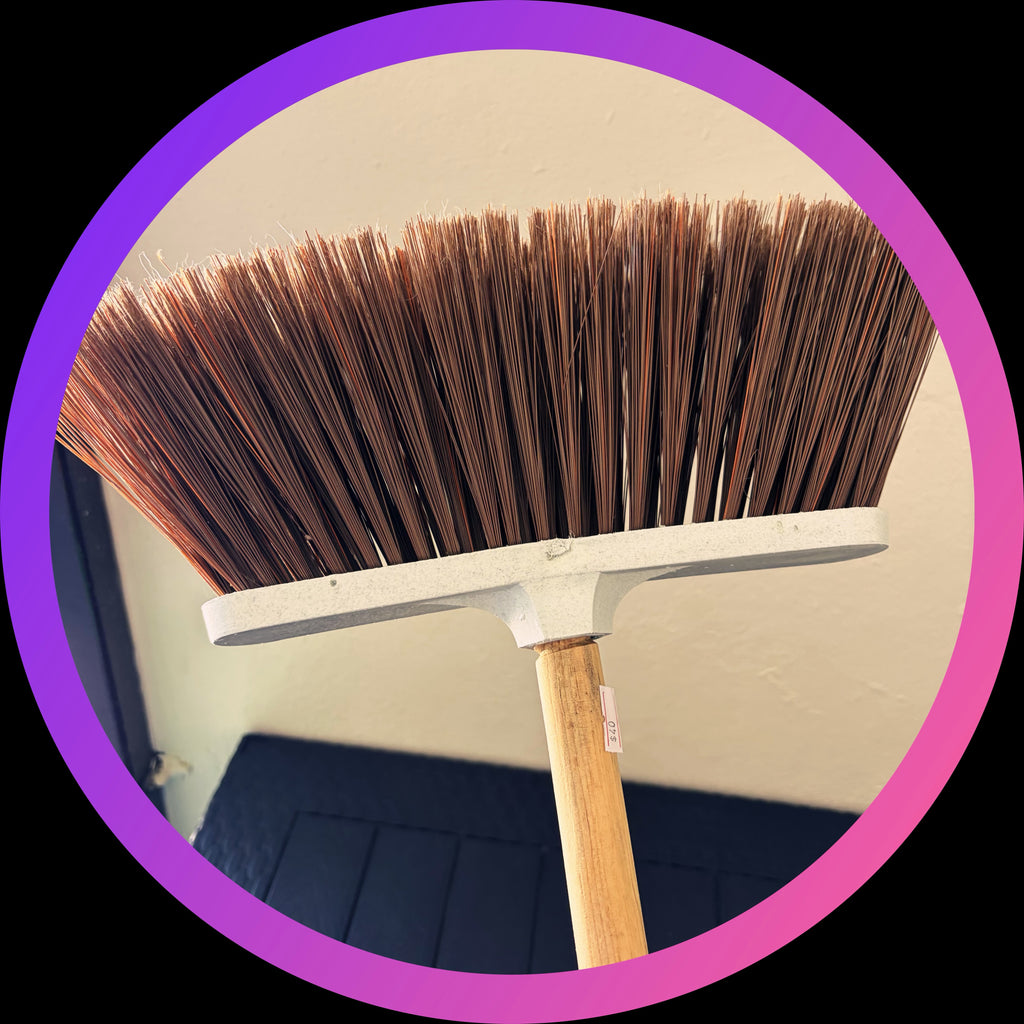 ESCOBA DIAMANTE CEPILLO MEDIANO CERDAS SEMIRIGIDAS C/BASTON