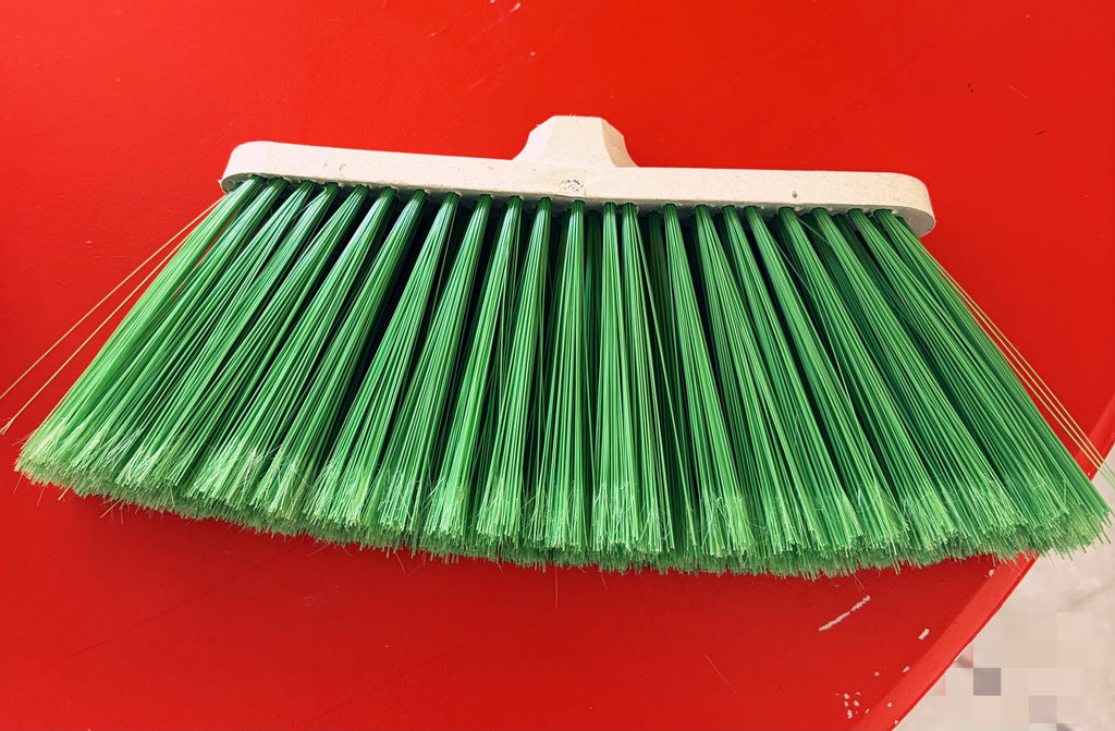 ESCOBA DIAMANTE CEPILLO MEDIANO CERDAS SEMIRIGIDAS C/BASTON