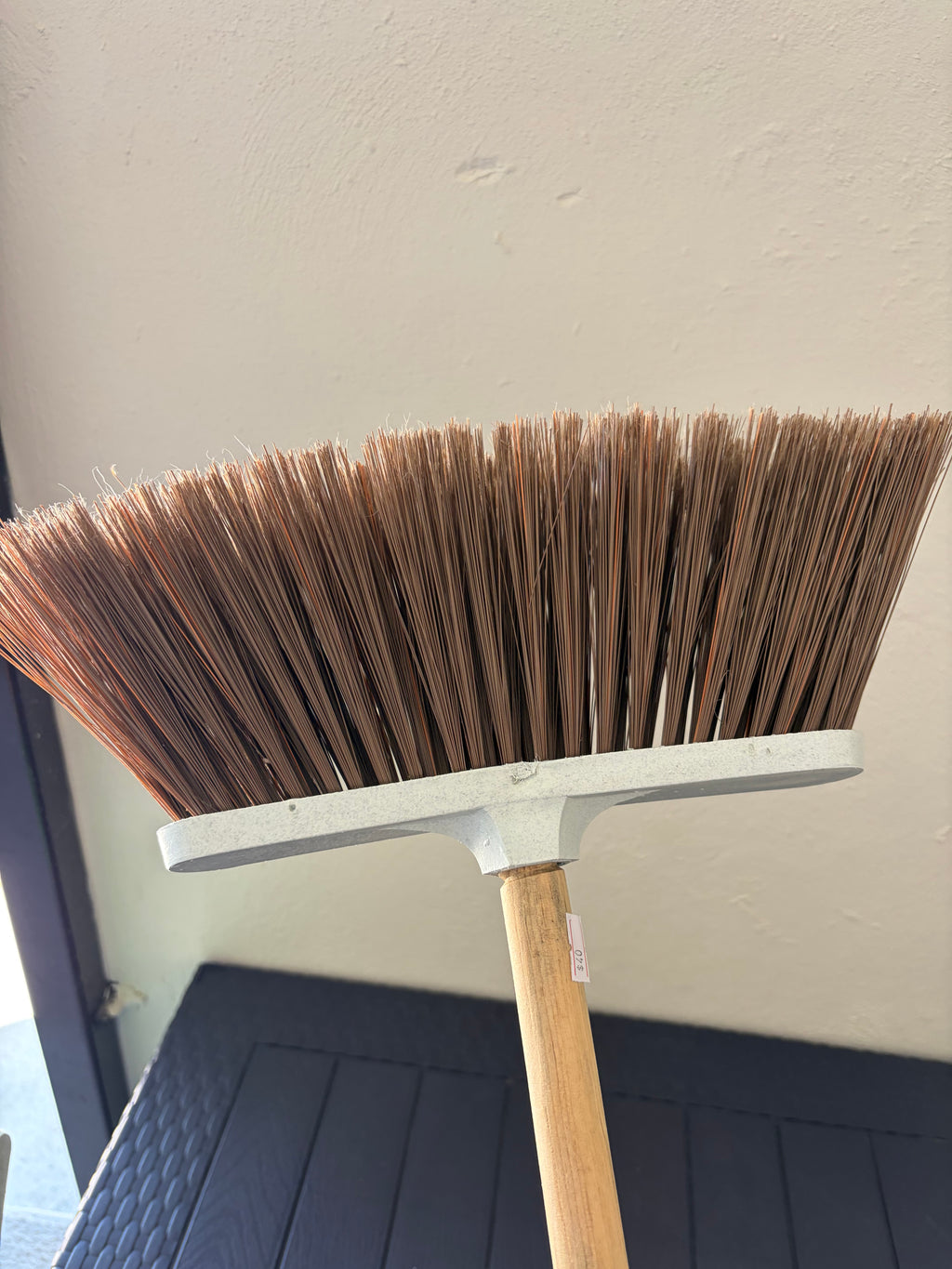 ESCOBA DIAMANTE CEPILLO MEDIANO CERDAS SEMIRIGIDAS C/BASTON