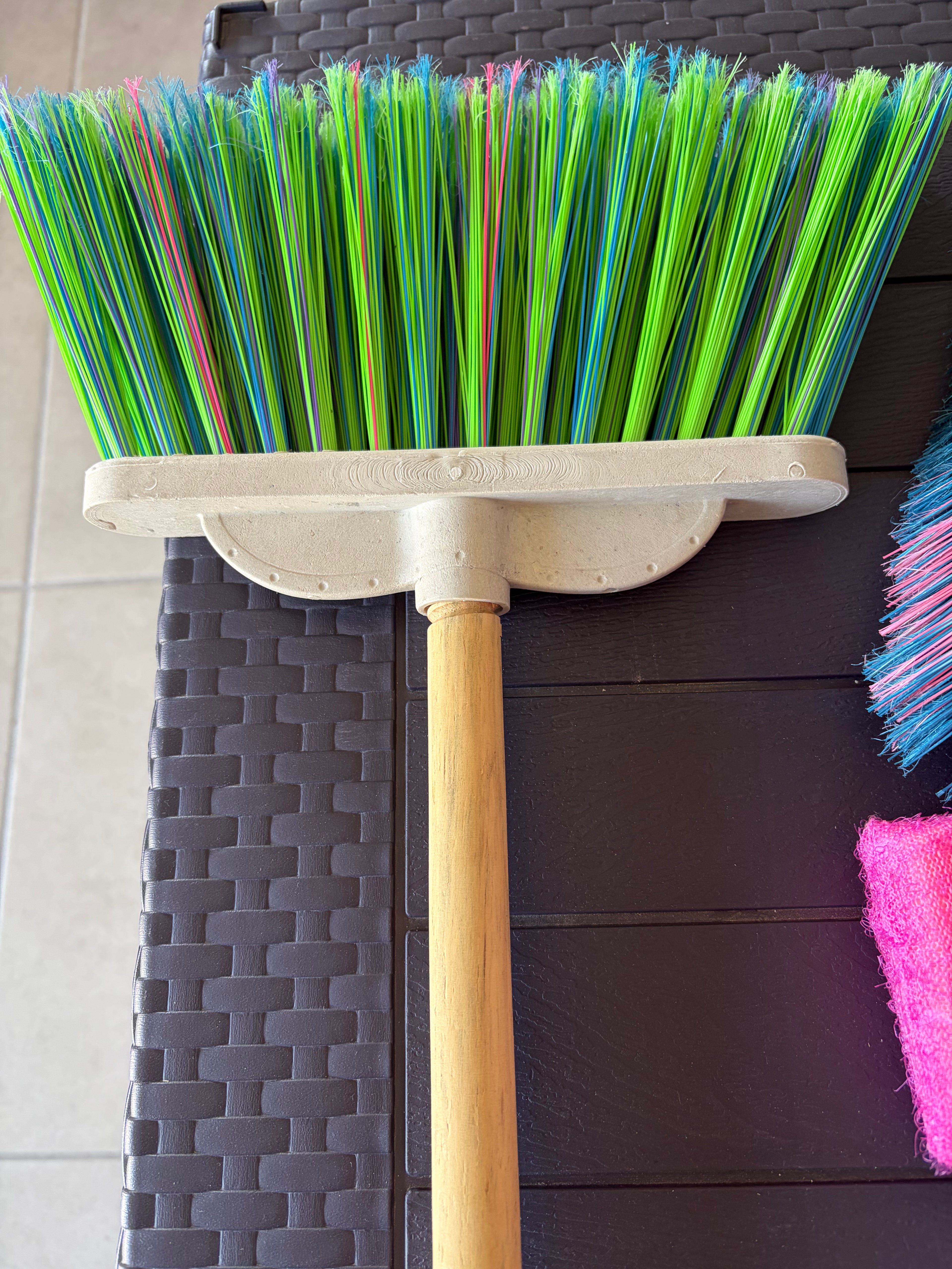 ESCOBA PUENTE CEPILLO LARGO CERDAS RÍGIDAS